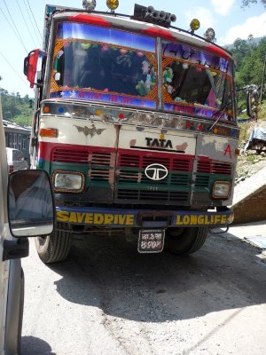 Lorry in Nepal Plays 5 musical notes at ear bursting levels